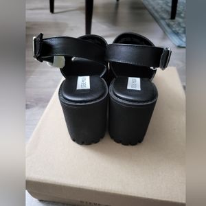 New Steve Madden Sunnyside Black Sandals - size 7